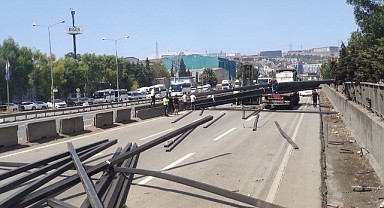 Demir profiller düştü, trafik kilitlendi