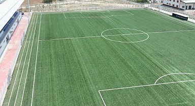 FİFA onaylı futbol sahasında son rötuşlar yapılıyor