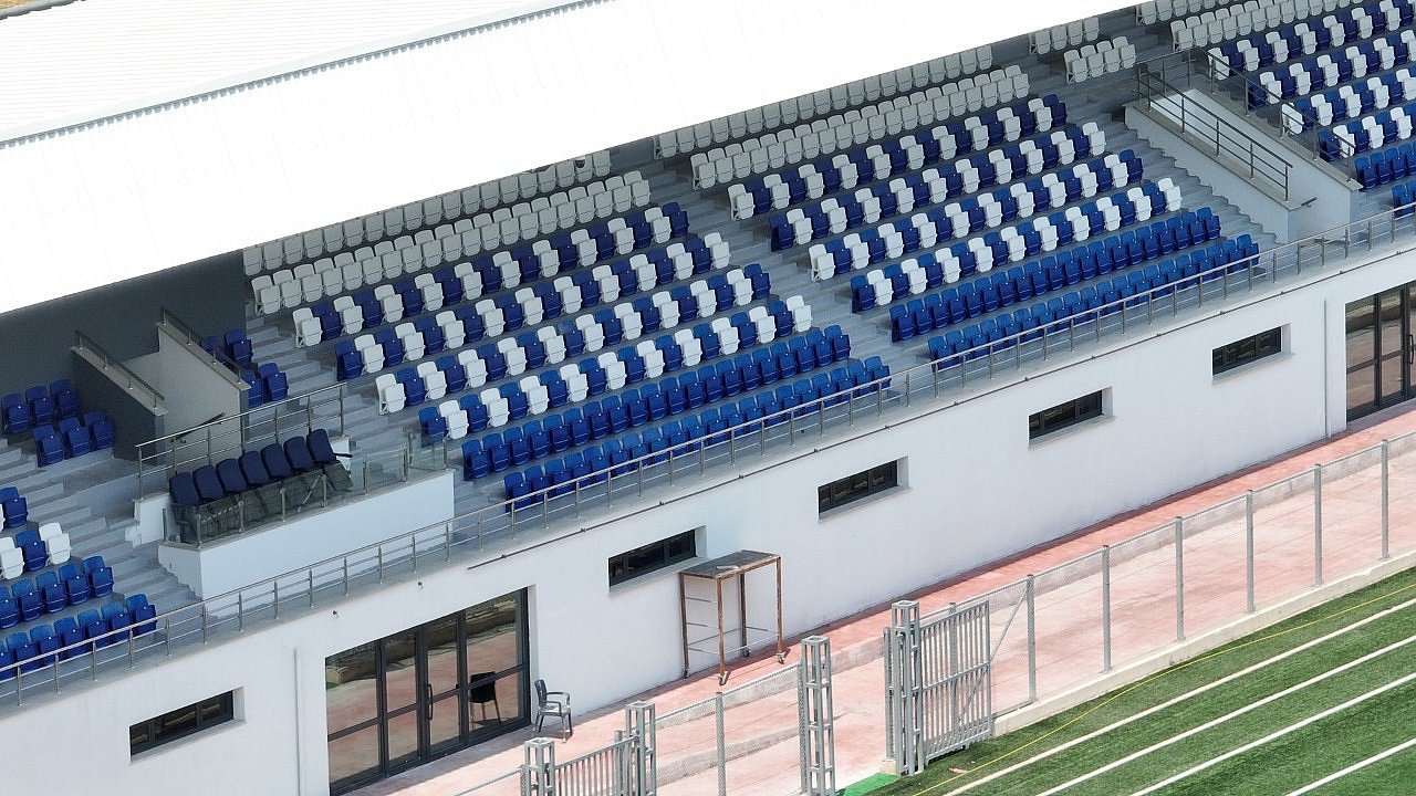 FİFA onaylı futbol sahasında son rötuşlar yapılıyor