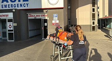 Forklift devrildi, sürücü altında kaldı!