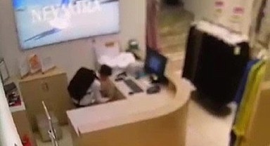 Giyim mağazasına giren çocuk telefon çaldı!