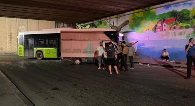 Halk otobüsü ile kamyonet çarpıştı! 2 kişi yaralandı