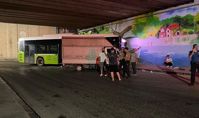 Halk otobüsü ile kamyonet çarpıştı! 2 kişi yaralandı
