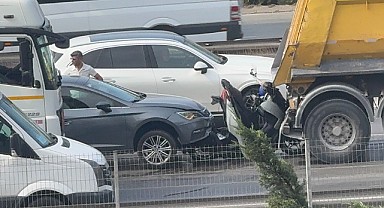 Kamyon ve otomobil arasında sıkıştı! Vatandaşlar kurtardı