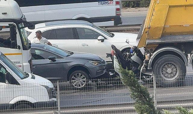 Kamyon ve otomobil arasında sıkıştı! Vatandaşlar kurtardı
