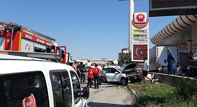 Kontrolden çıkan araç tabelaya girdi!