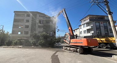 Marmara Depremi'nde hasar gören bina yıkılıyor
