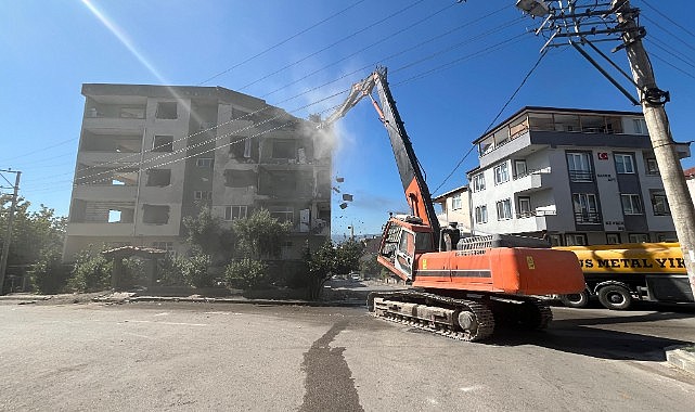Marmara Depremi'nde hasar gören bina yıkılıyor