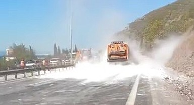 Mıcır yüklü tır devrildi! Trafik kilitlendi