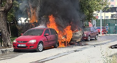 Park halindeki iki otomobil cayır cayır yandı!