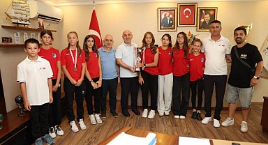 Şampiyonlar, başarılarını Bıyık ile kutladı