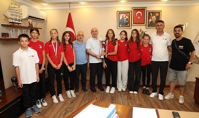 Şampiyonlar, başarılarını Bıyık ile kutladı