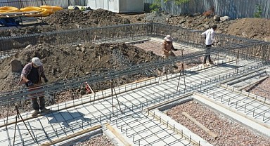 Vezirçiftliği spor salonu inşaatı sürüyor