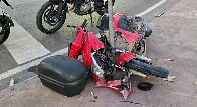 Virajı alamadı, trafik levhasına çarptı