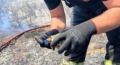 Yangından kurtardığı kaplumbağaya elleriyle su içirdi