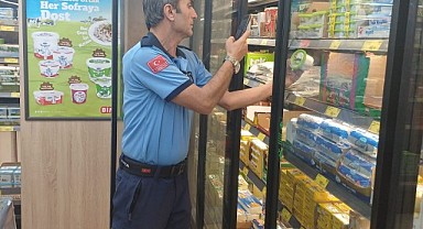 Zabıta ekipleri market raflarına sıkı takip