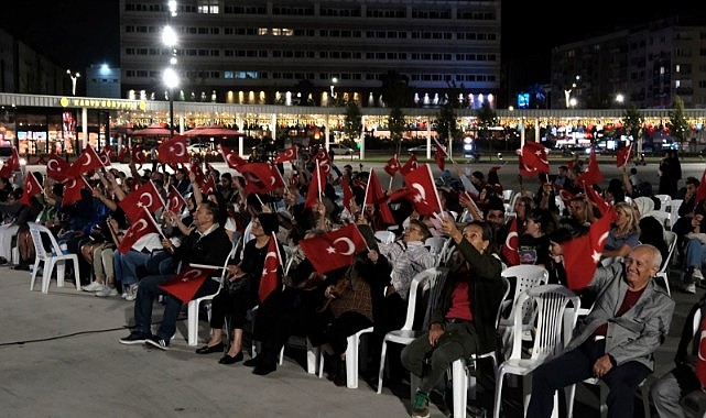 Zafer meşalesi Milli İrade Meydanı’nda yakıldı