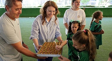 Abiş, sporcuların anneleriyle bir araya geldi