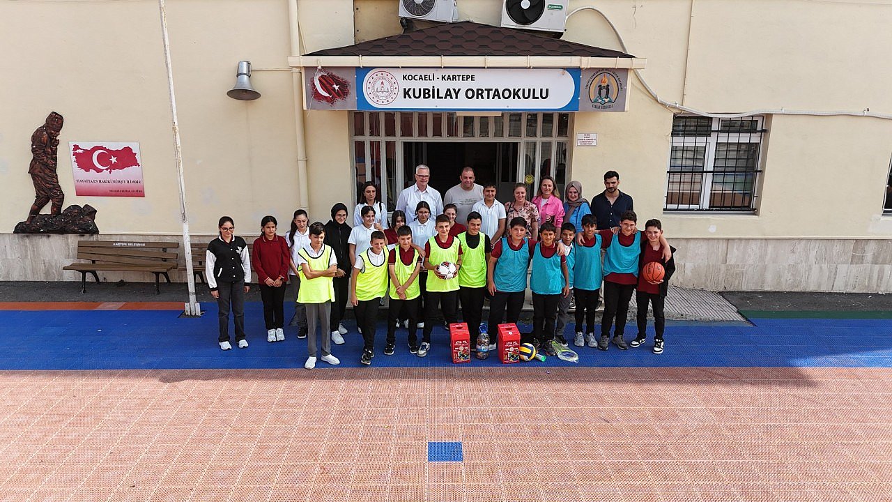 Atıkları toplayan öğrenciler hediyelerini aldı