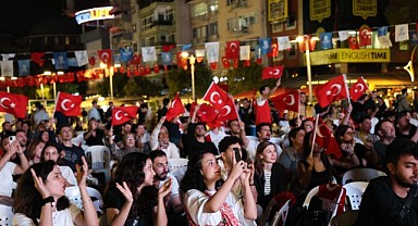 Ay-Yıldızlı coşku meydana sığmadı