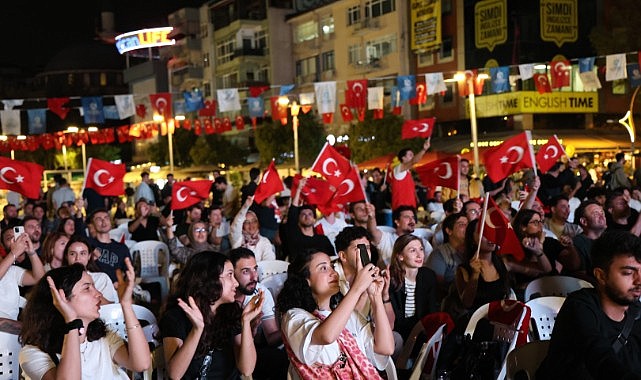 Ay-Yıldızlı coşku meydana sığmadı