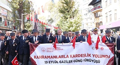 Başkan Büyükakın gazilerle omuz omuza yürüdü