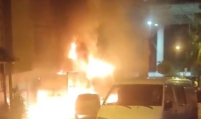 Çayırova’da oto tamirhanesinde yangın çıktı!
