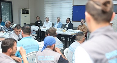 Çiftçi, temizlik personeliyle bir araya geldi