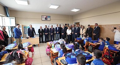 Dilovası’nda öğrencilere kırtasiye seti dağıtıldı