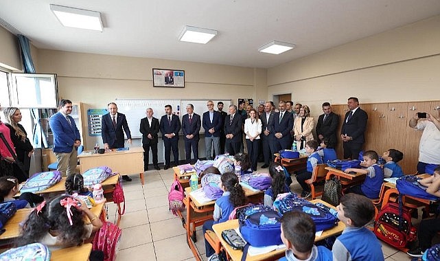 Dilovası’nda öğrencilere kırtasiye seti dağıtıldı