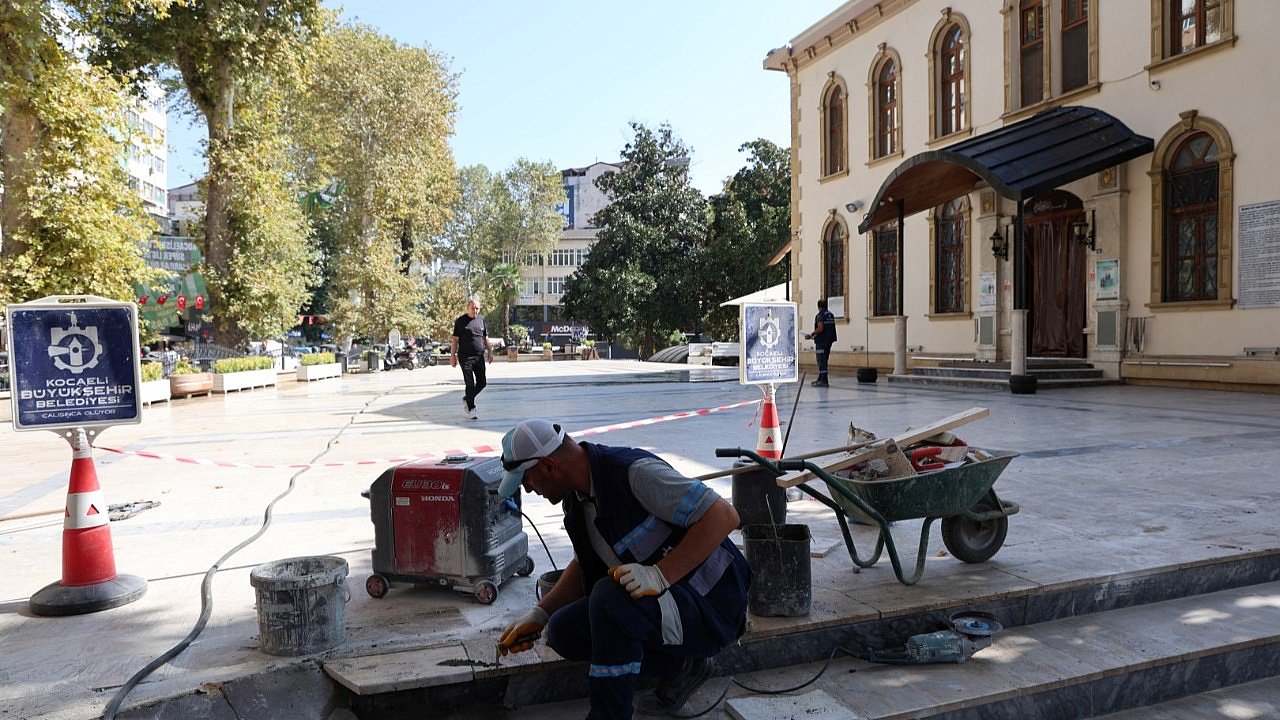 Fevziye Camii’nin çatlak zemini onarılıyor