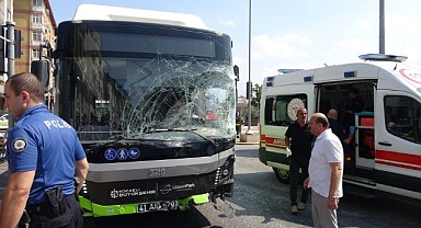 Halk otobüsü kamyonla çarpıştı! 6 kişi yaralandı