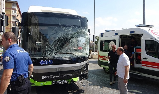 Halk otobüsü kamyonla çarpıştı! 6 kişi yaralandı