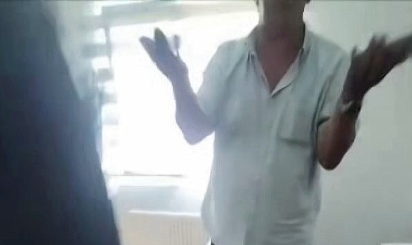 İşten çıkarılan kadın şefinin yüzüne kaynar su döktü!
