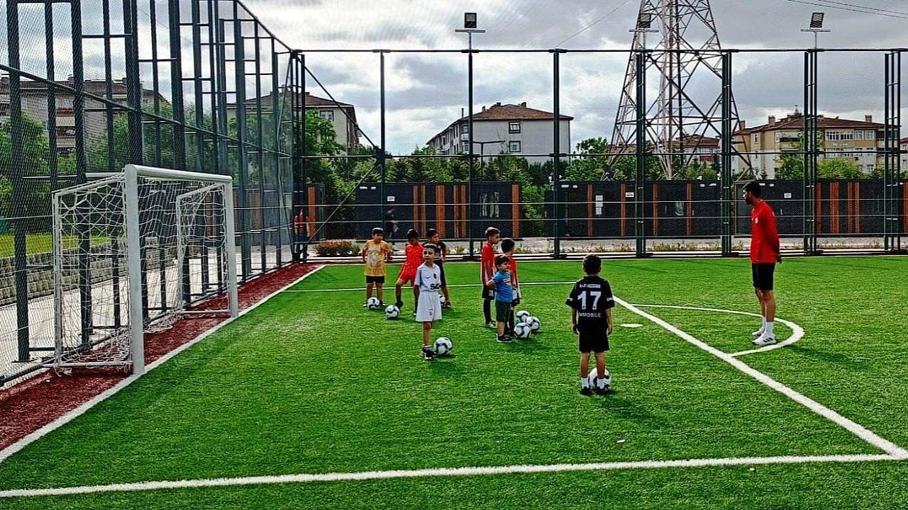 Körfez'in futbol okulu 750 çocuğa eğitim veriyor