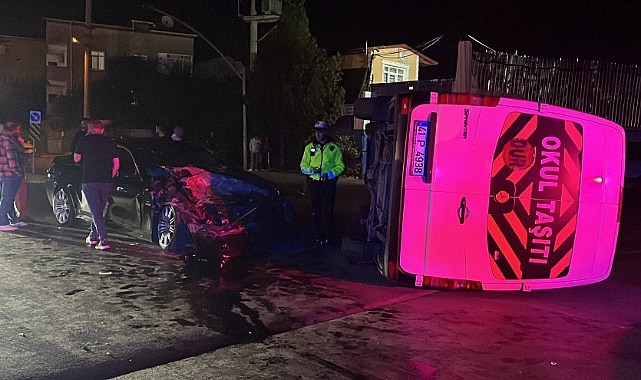 Otomobile çarpan servis aracı devrildi!