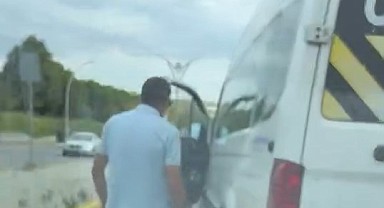 Servis sürücü, otomobil sürücüsünü tehdit etti!