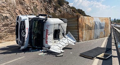Tır devrildi! Trafik kilitlendi