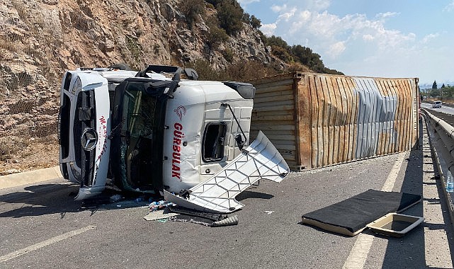 Tır devrildi! Trafik kilitlendi
