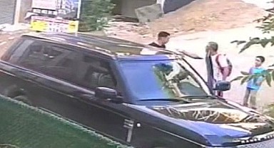 ‘Yavaş git’ diye uyardı! Çocuklarının önünde yumruk yedi