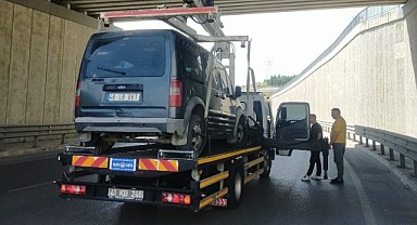 Zabıta ekipleri, aracı arızalanan aileyi yarı yolda bırakmadı