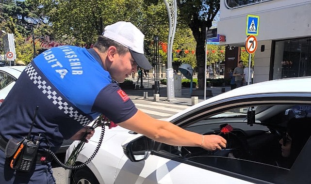 Zabıta Haftası’nda çiçek dağıttılar