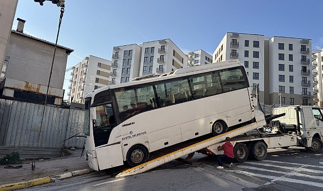 Binanın duvarına çarpan midibüsteki 3'ü polis 7 kişi yaralandı