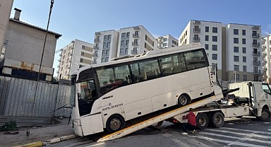 Binanın duvarına çarpan midibüsteki 3'ü polis 7 kişi yaralandı