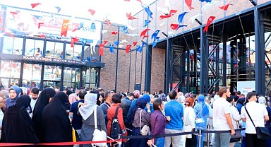 Bu kuyrukta imza mutluluğu var