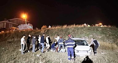 Darıca'da devrilen otomobildeki 2 kişi yaralandı