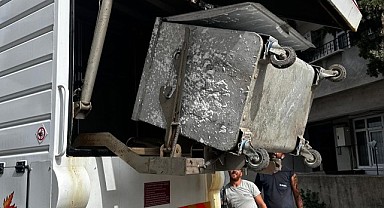 Dilovası'nda çöp konteynerleri dezenfekte ediliyor