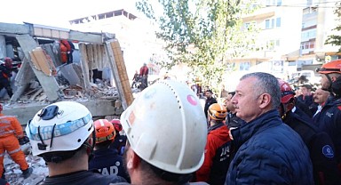 “Ekipler enkazdan gelen sese ulaşmaya çalışıyor”