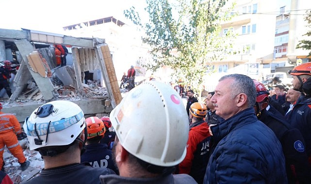 “Ekipler enkazdan gelen sese ulaşmaya çalışıyor”