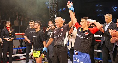 Genç dövüşçüler kemer için mücadele etti